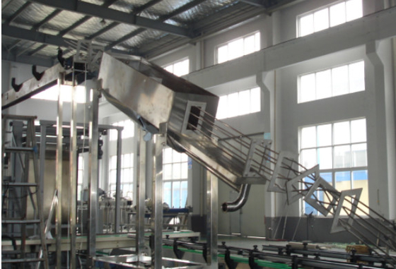 CO2 Carbonated Drinks Can Filling Machine Commercial Bottling Equipment For Cans 1000 ml Stainless Steel
